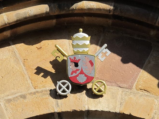 Wappen von Papst Benedikt XVI am Dom zu Fritzlar - Päpstliche Basilika Minor